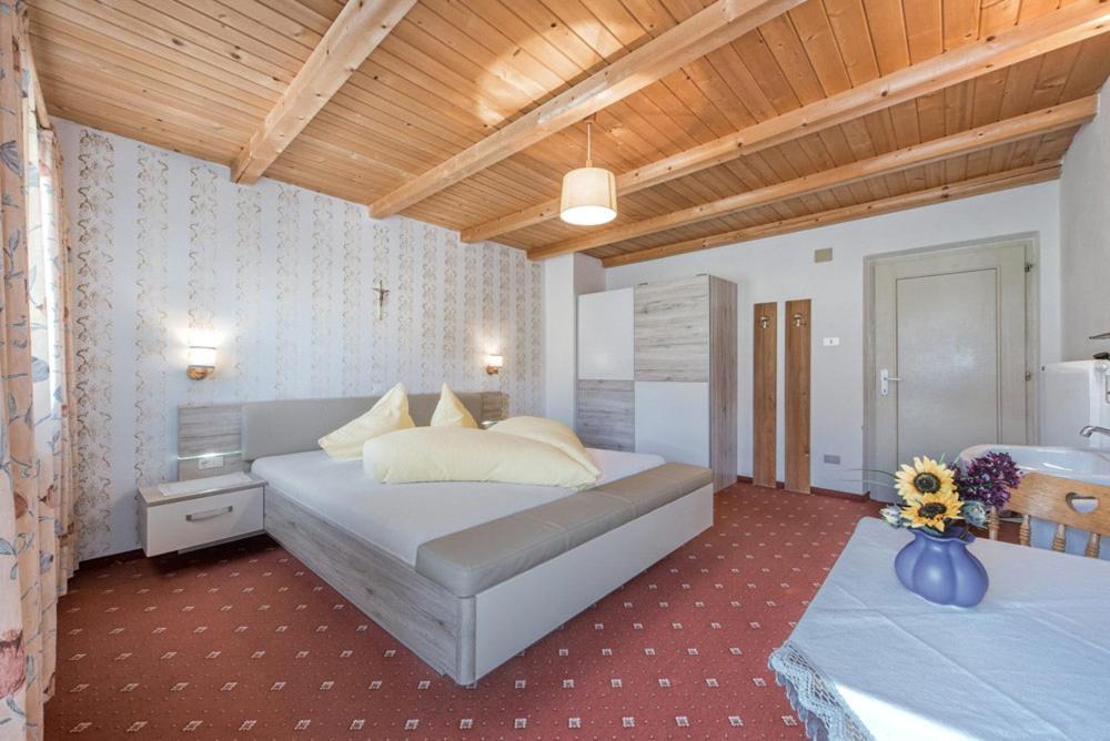 Kradorferhof Lägenhet Santa Maddalena in Casies Rum bild
